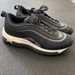 Black Nike Sneakers!